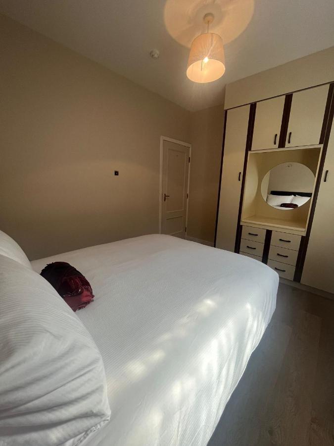 גלוואיי Yeats Lodge Self Catering Apartment And Bar מראה חיצוני תמונה