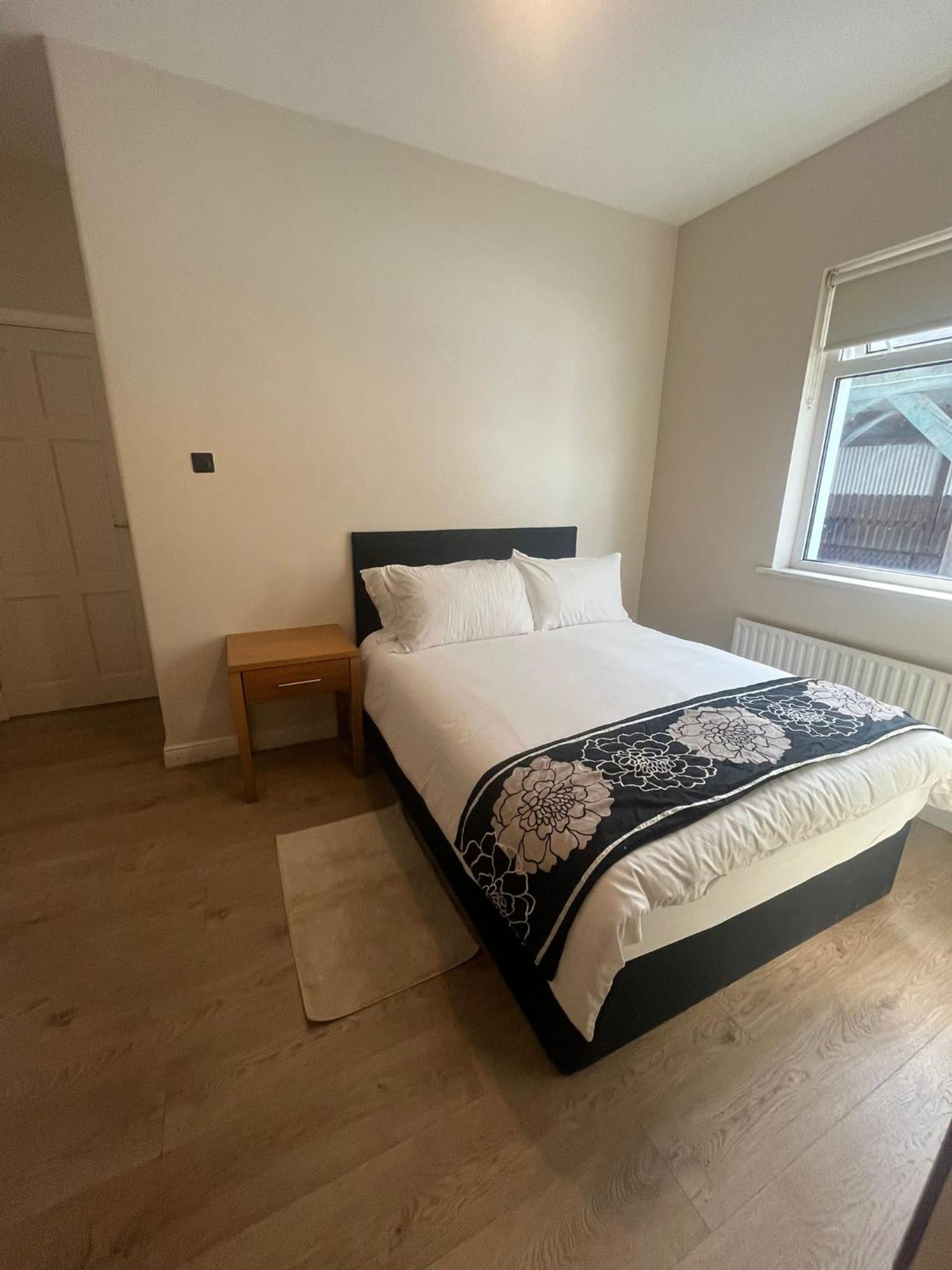 גלוואיי Yeats Lodge Self Catering Apartment And Bar מראה חיצוני תמונה
