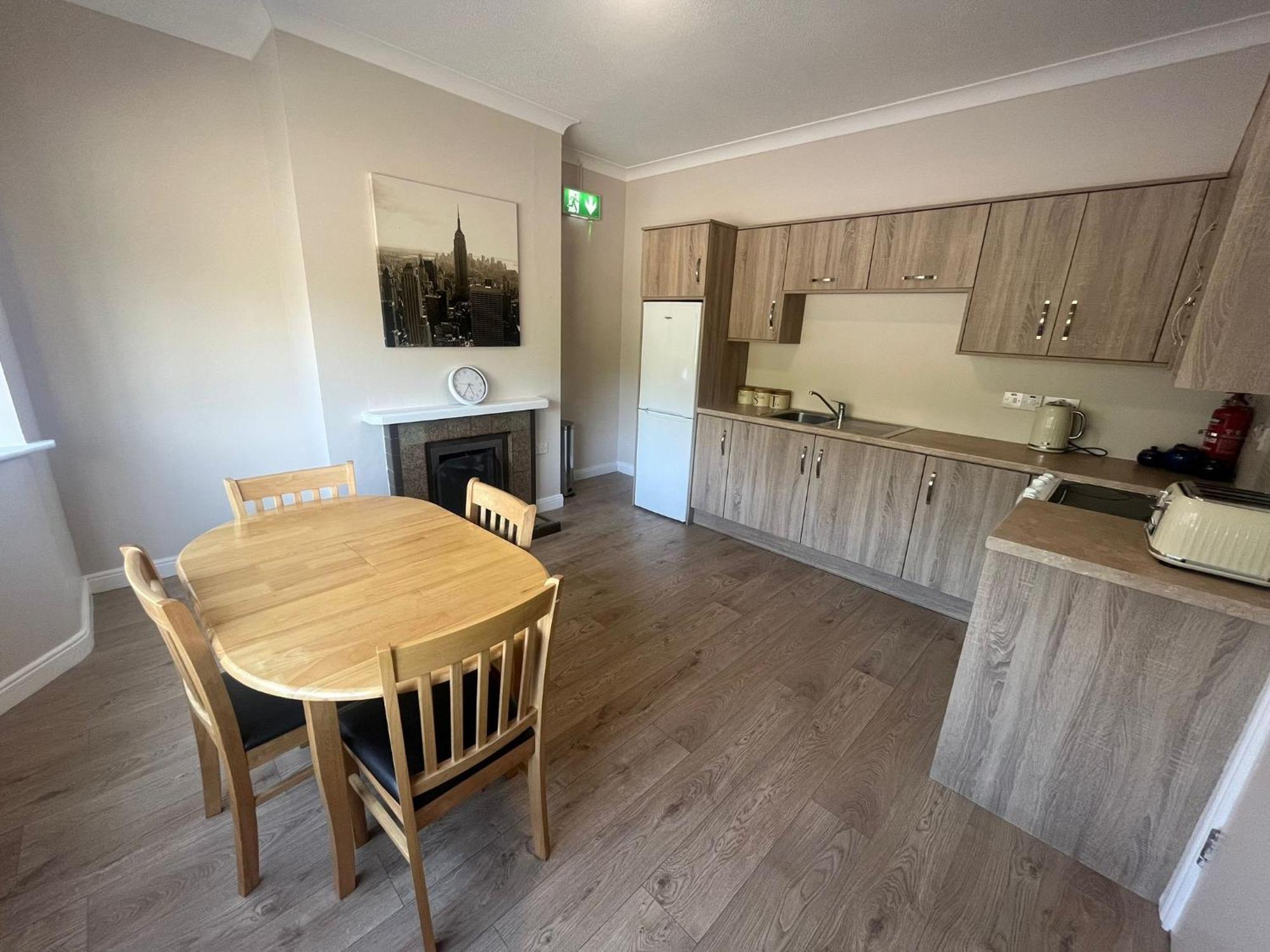 גלוואיי Yeats Lodge Self Catering Apartment And Bar מראה חיצוני תמונה
